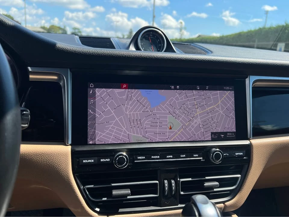 2019 Porsche Macan - Image 17 of 20