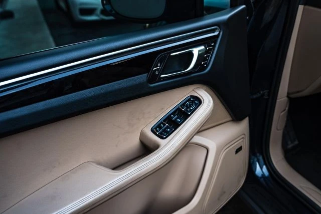 2019 Porsche Macan - Image 18 of 21