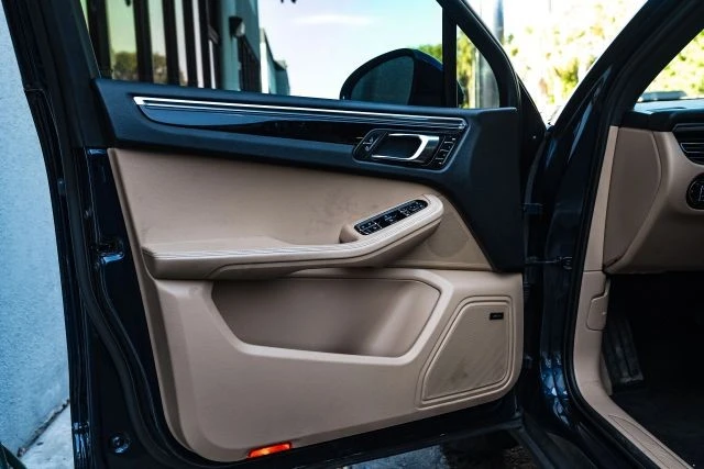 2019 Porsche Macan - Image 17 of 21