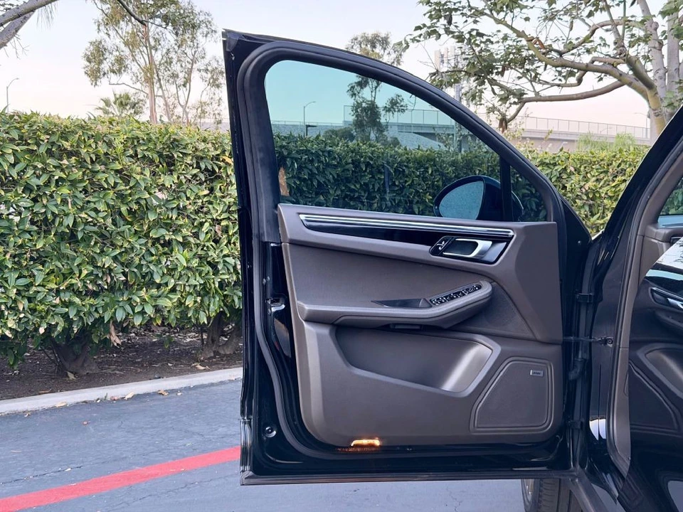 2019 Porsche Macan - Image 16 of 21