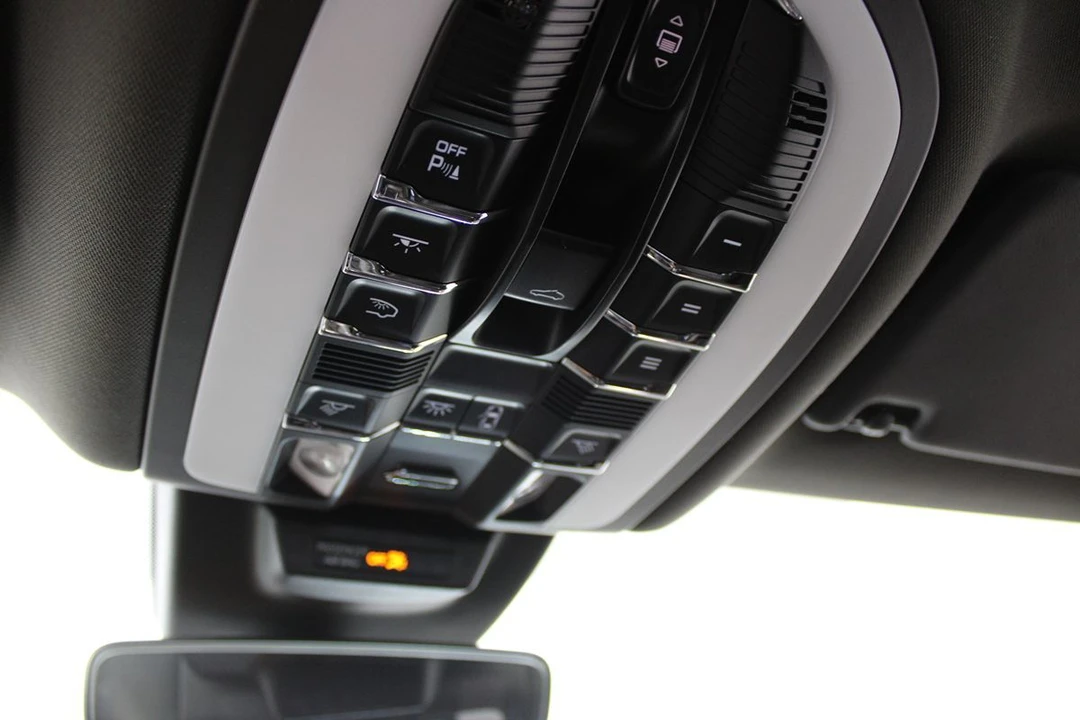 2019 Porsche Macan - Image 23 of 31