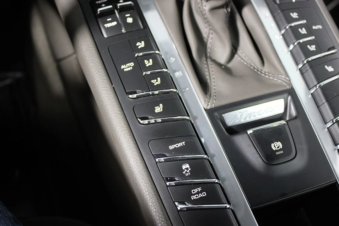 2019 Porsche Macan - Image 26 of 31