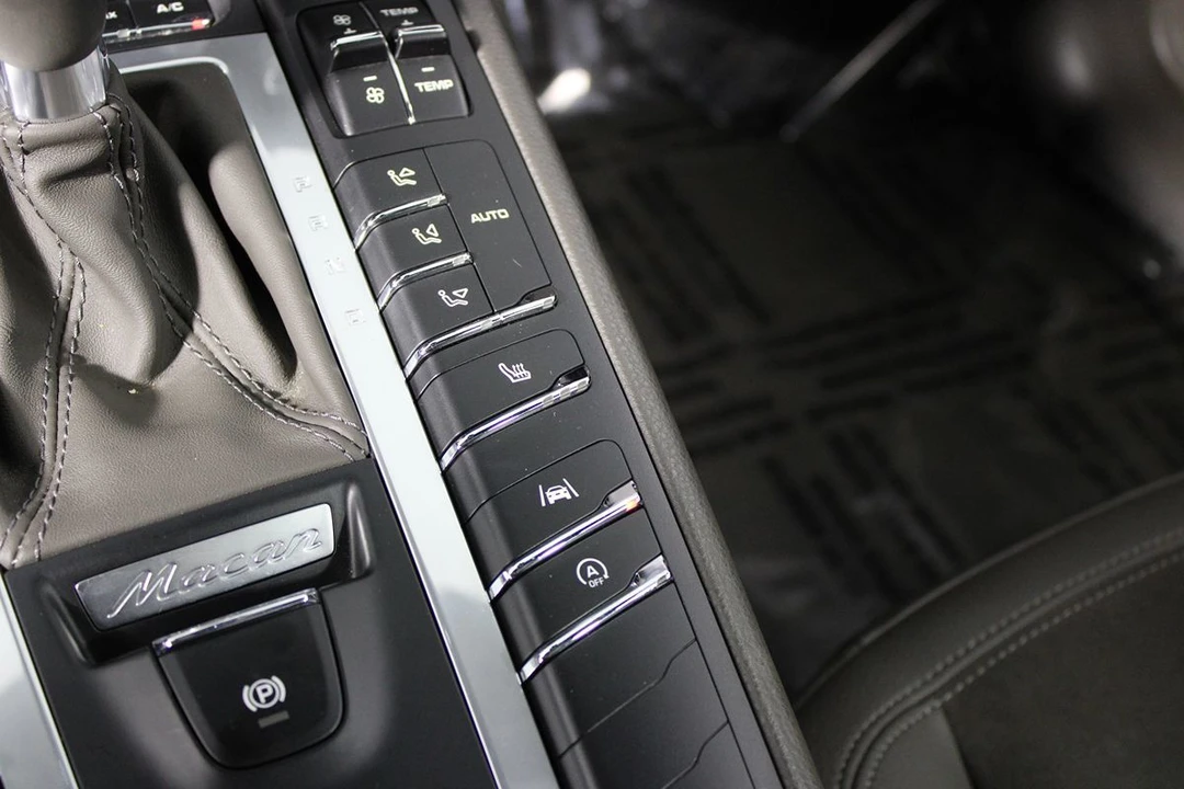 2019 Porsche Macan - Image 27 of 31