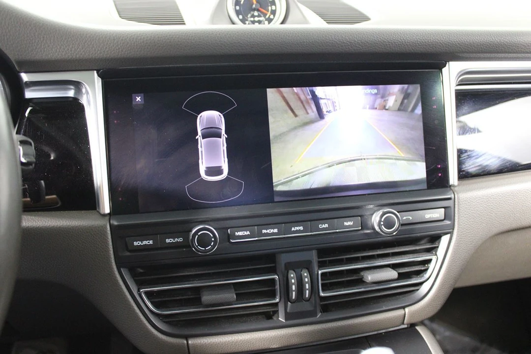 2019 Porsche Macan - Image 28 of 31