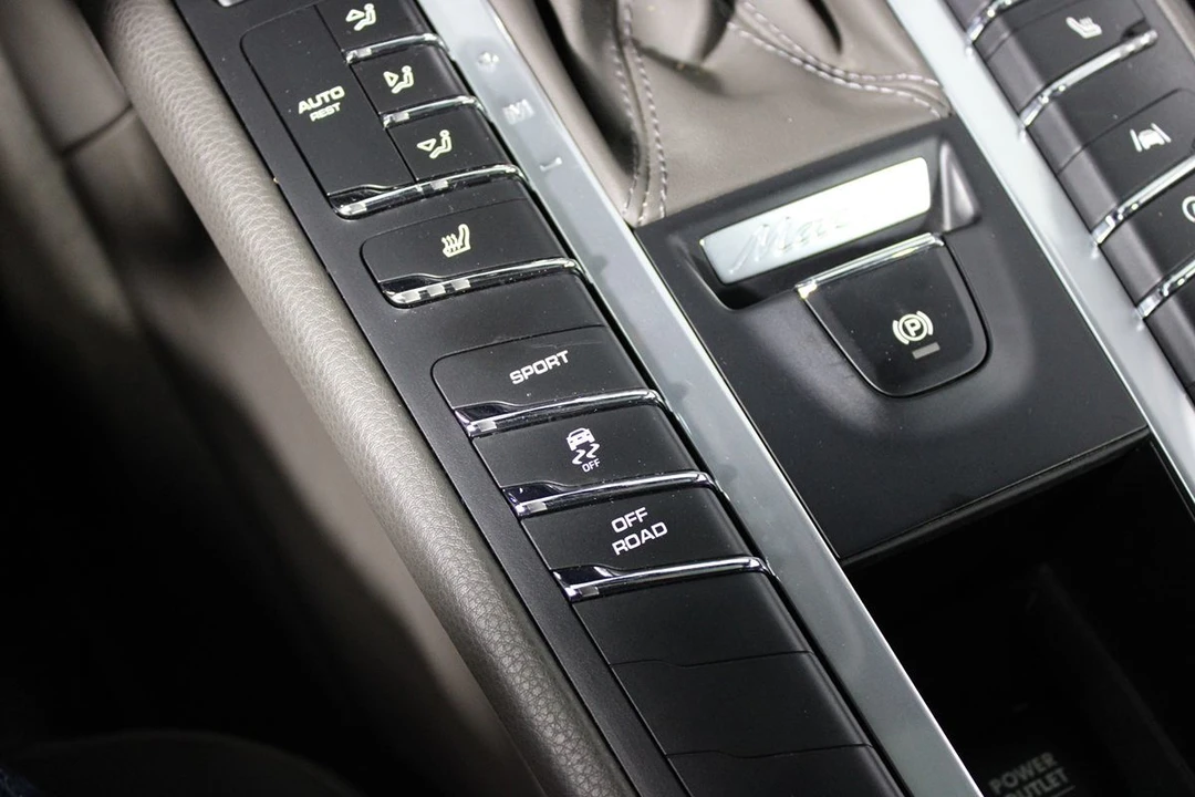 2019 Porsche Macan - Image 29 of 31