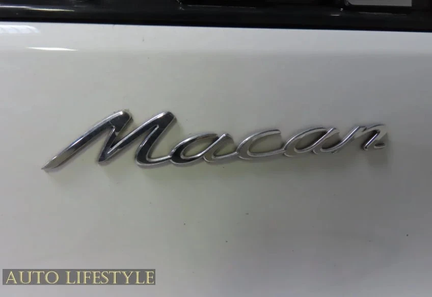 2019 Porsche Macan - Image 17 of 21
