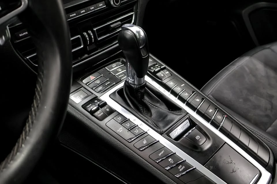 2019 Porsche Macan - Image 17 of 20