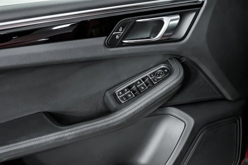 2019 Porsche Macan - Image 18 of 21
