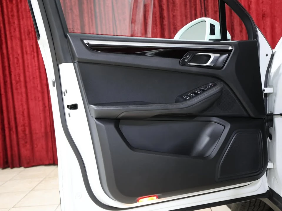 2019 Porsche Macan - Image 9 of 18