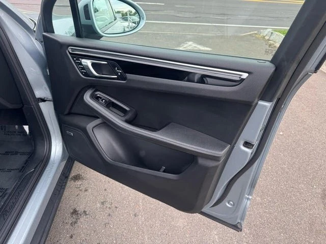 2019 Porsche Macan - Image 18 of 19