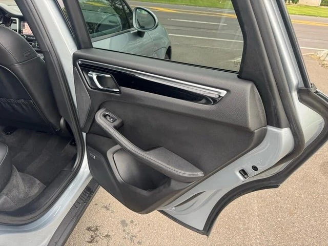 2019 Porsche Macan - Image 16 of 19