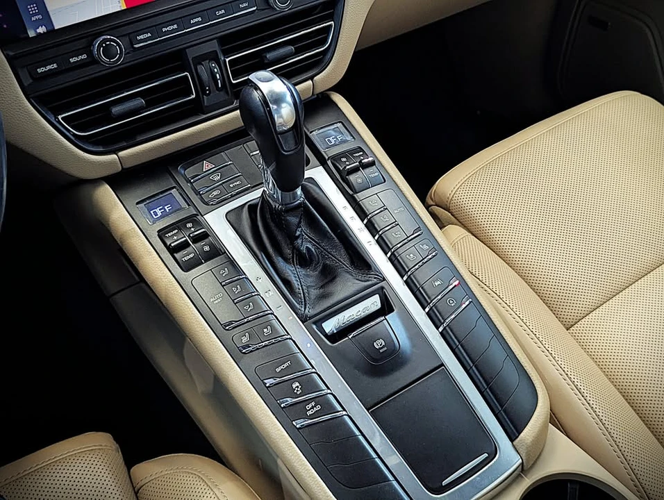 2019 Porsche Macan - Image 17 of 19
