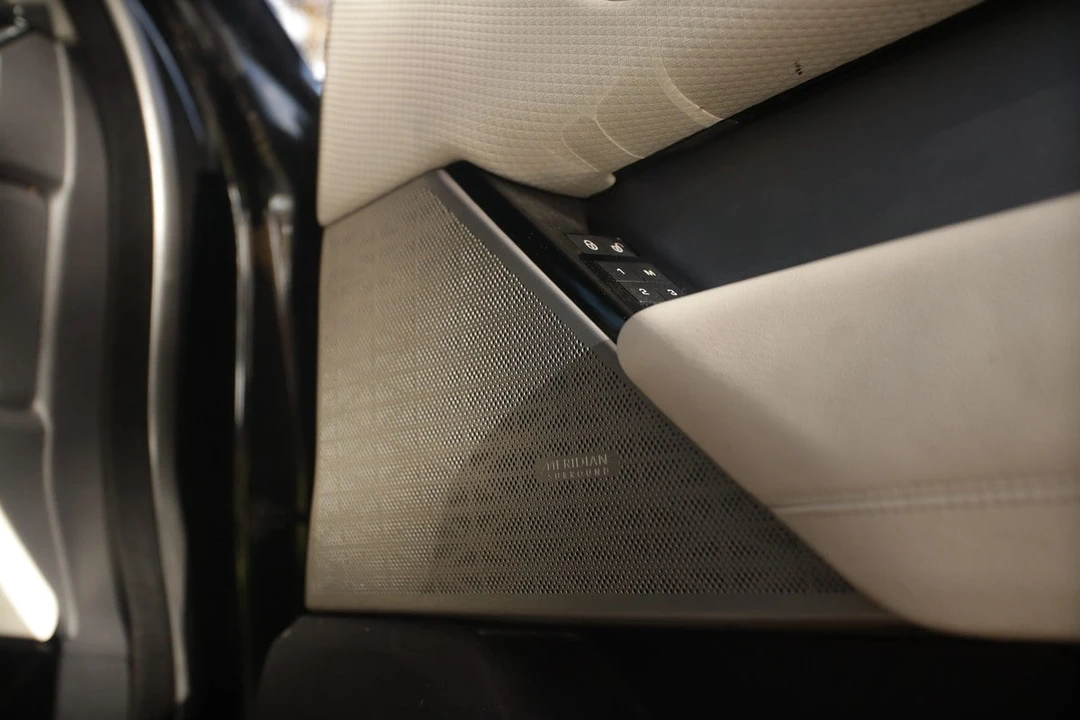 2019 Land Rover Range Rover Velar - Image 14 of 30