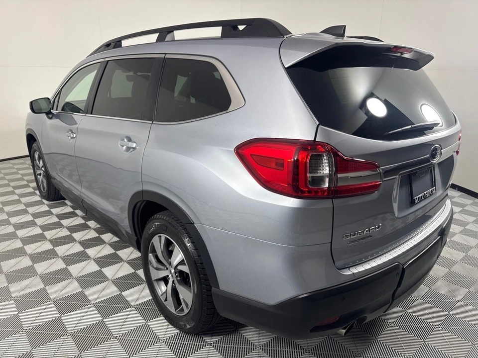 2019 Subaru - Image 8 of 12