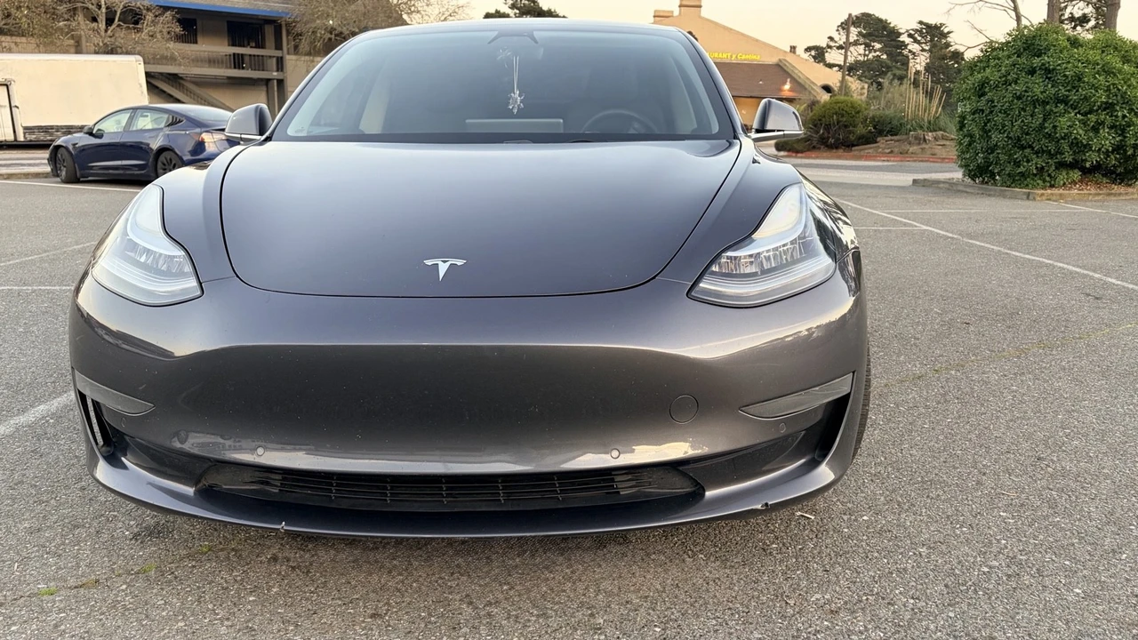 2019 Tesla Model 3 - Image 2 of 6