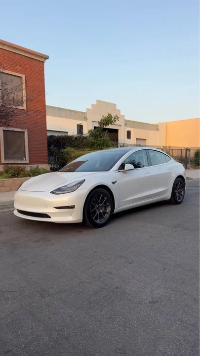 2019 Tesla Model 3 - Image 2 of 10