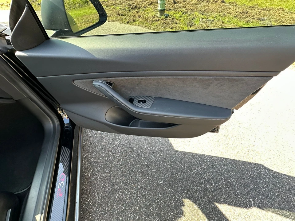 2019 Tesla Model 3 Performance - Image 17 of 21