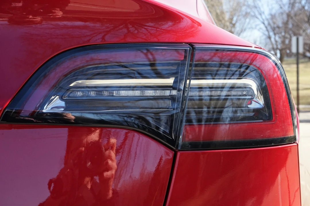 2019 Tesla Model 3 Performance - Image 13 of 31