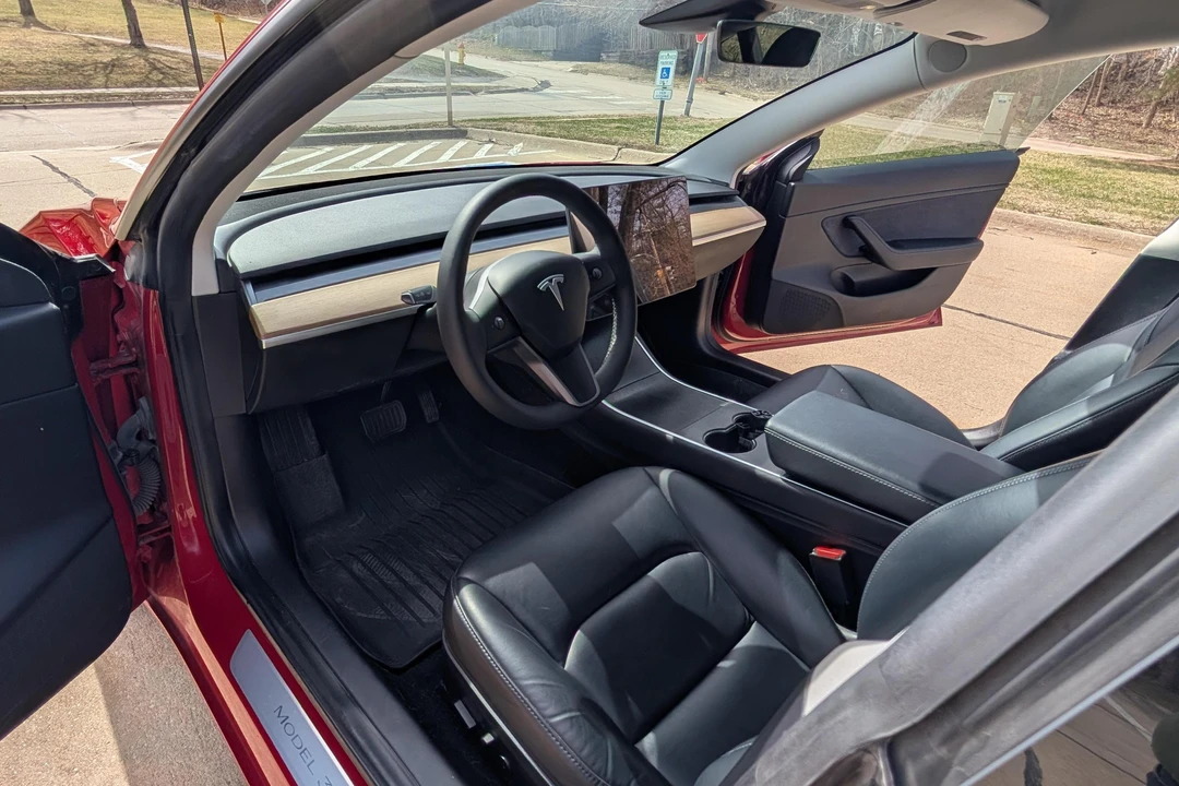 2019 Tesla Model 3 Performance - Image 24 of 31