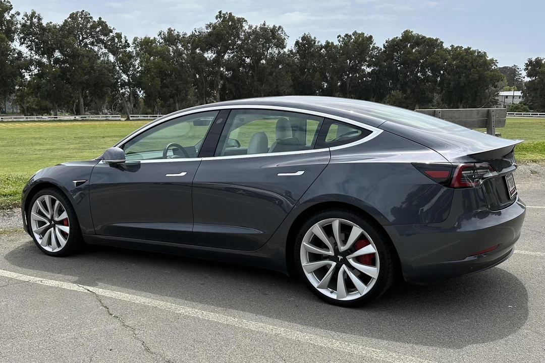 2019 Tesla Model 3 Performance - Image 4 of 31