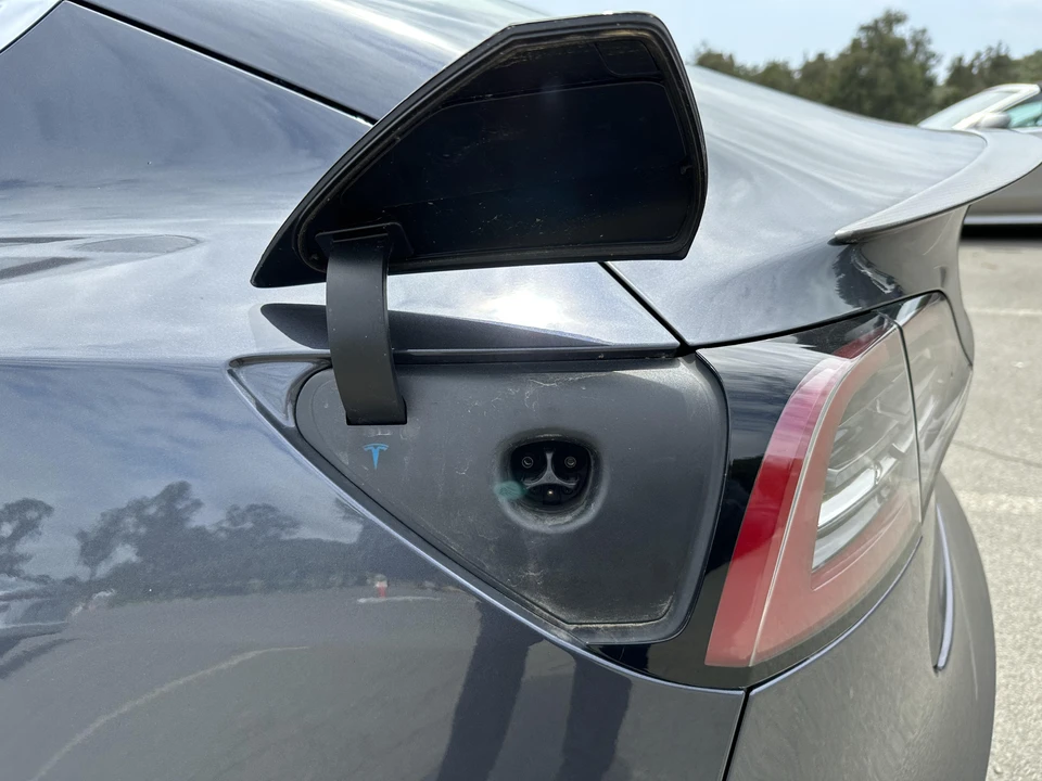 2019 Tesla Model 3 Performance - Image 28 of 31