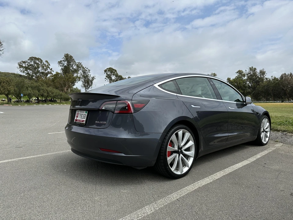 2019 Tesla Model 3 Performance - Image 17 of 31