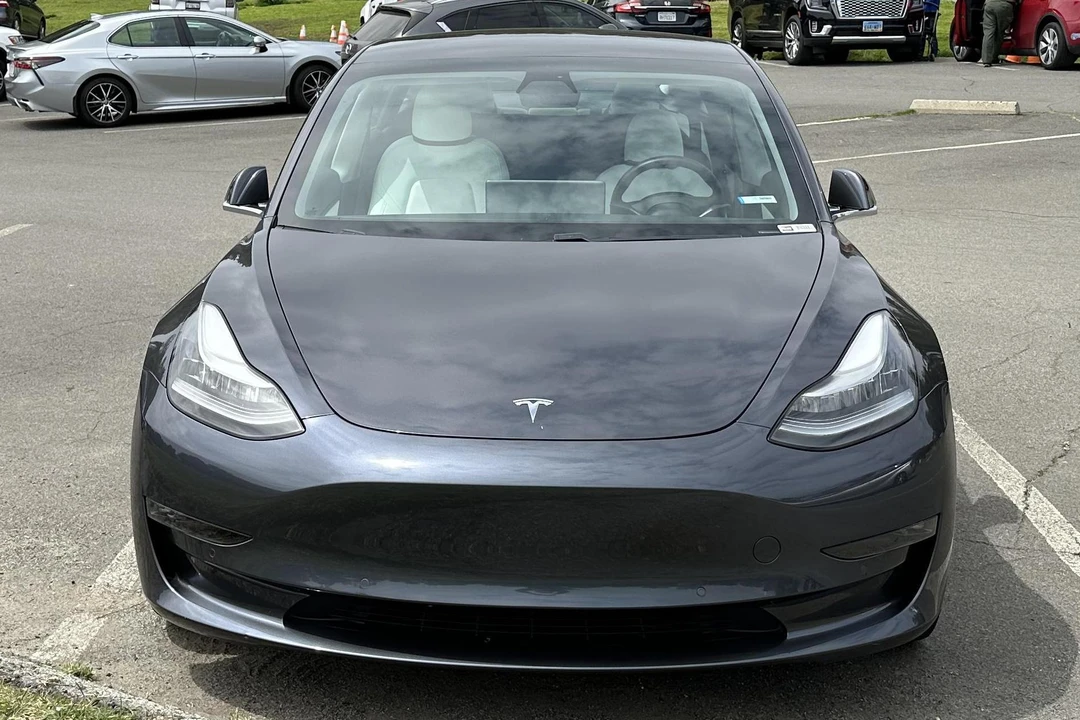 2019 Tesla Model 3 Performance - Image 2 of 31