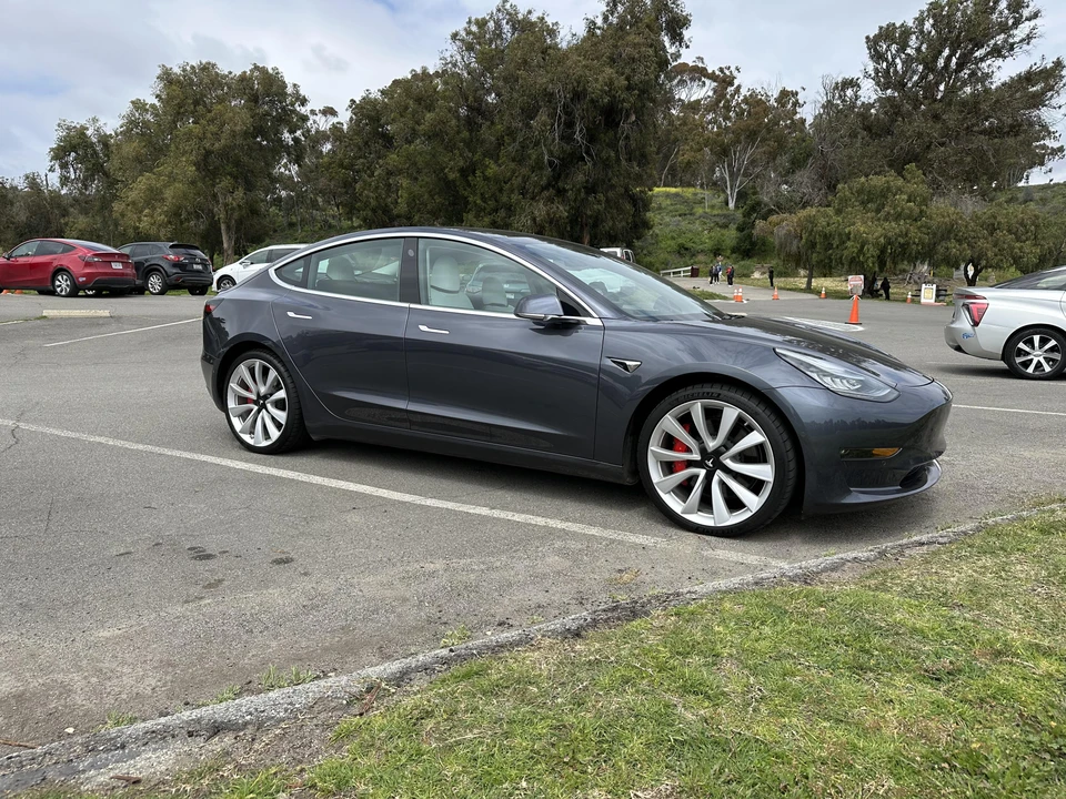 2019 Tesla Model 3 Performance - Image 19 of 31