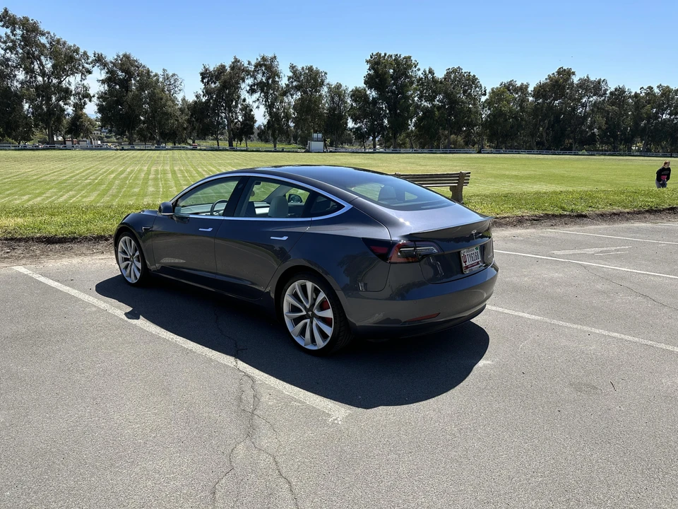 2019 Tesla Model 3 Performance - Image 11 of 31