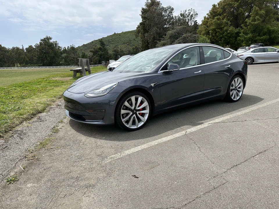 2019 Tesla Model 3 Performance - Image 10 of 31