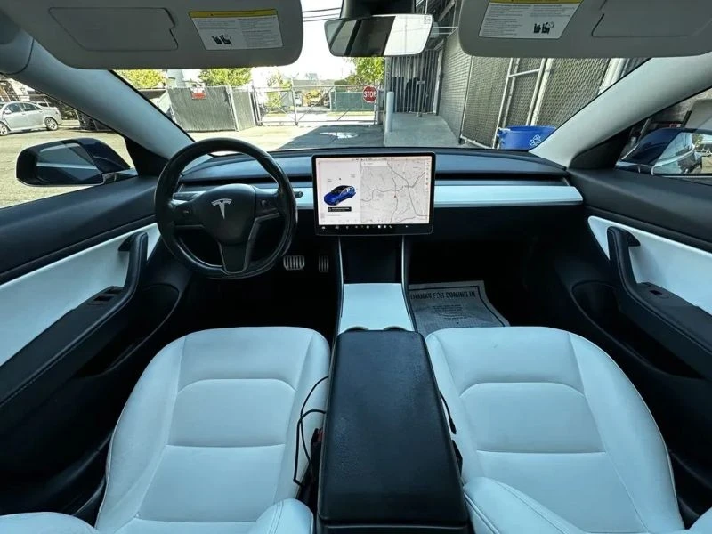 2019 Tesla Model 3 Performance - Image 9 of 12