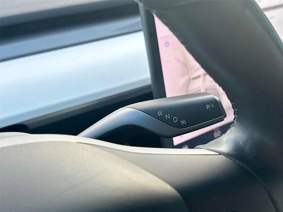 2019 Tesla Model 3 Performance - Image 17 of 21