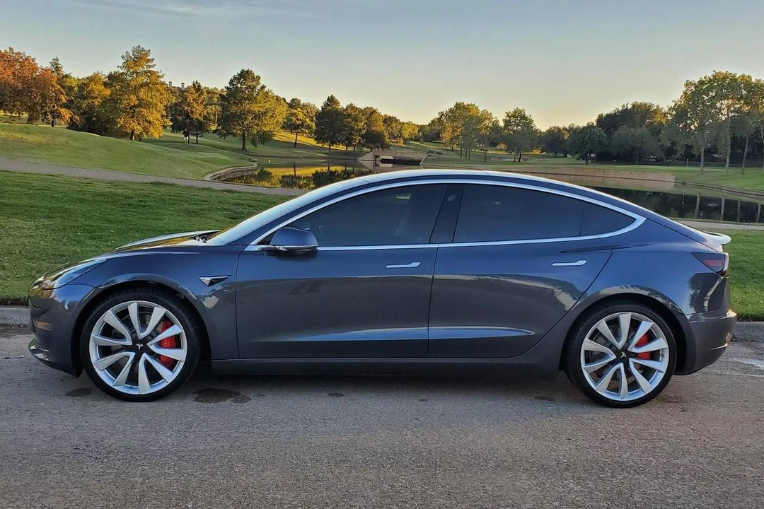 2019 Tesla Model 3 Performance - Image 2 of 31