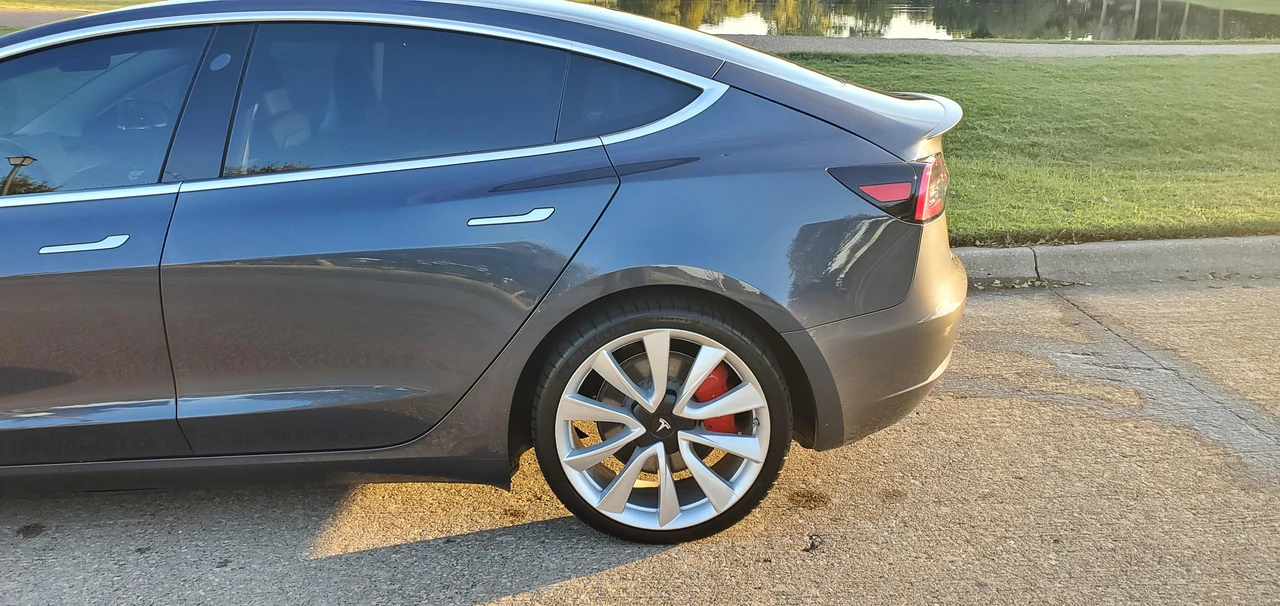 2019 Tesla Model 3 Performance - Image 16 of 31