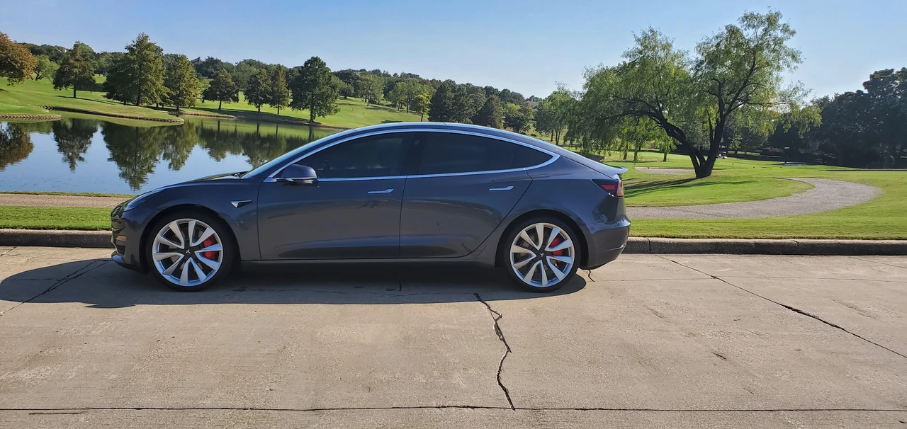 2019 Tesla Model 3 Performance - Image 12 of 31