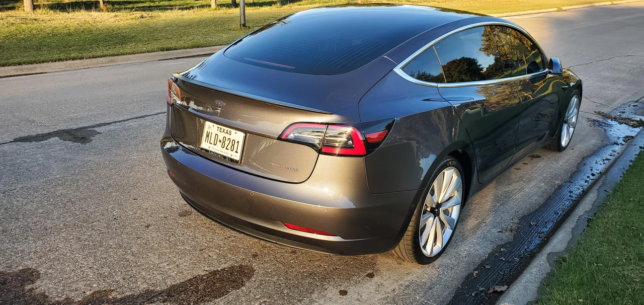 2019 Tesla Model 3 Performance - Image 24 of 31