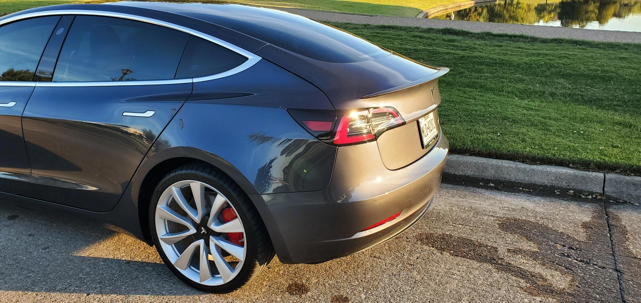 2019 Tesla Model 3 Performance - Image 19 of 31