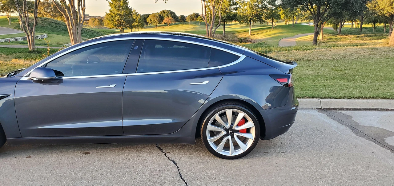 2019 Tesla Model 3 Performance - Image 17 of 31