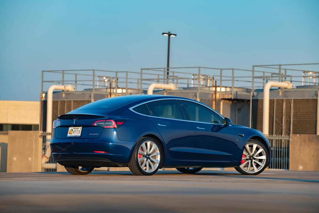 2019 Tesla Model 3 Performance - Image 12 of 31