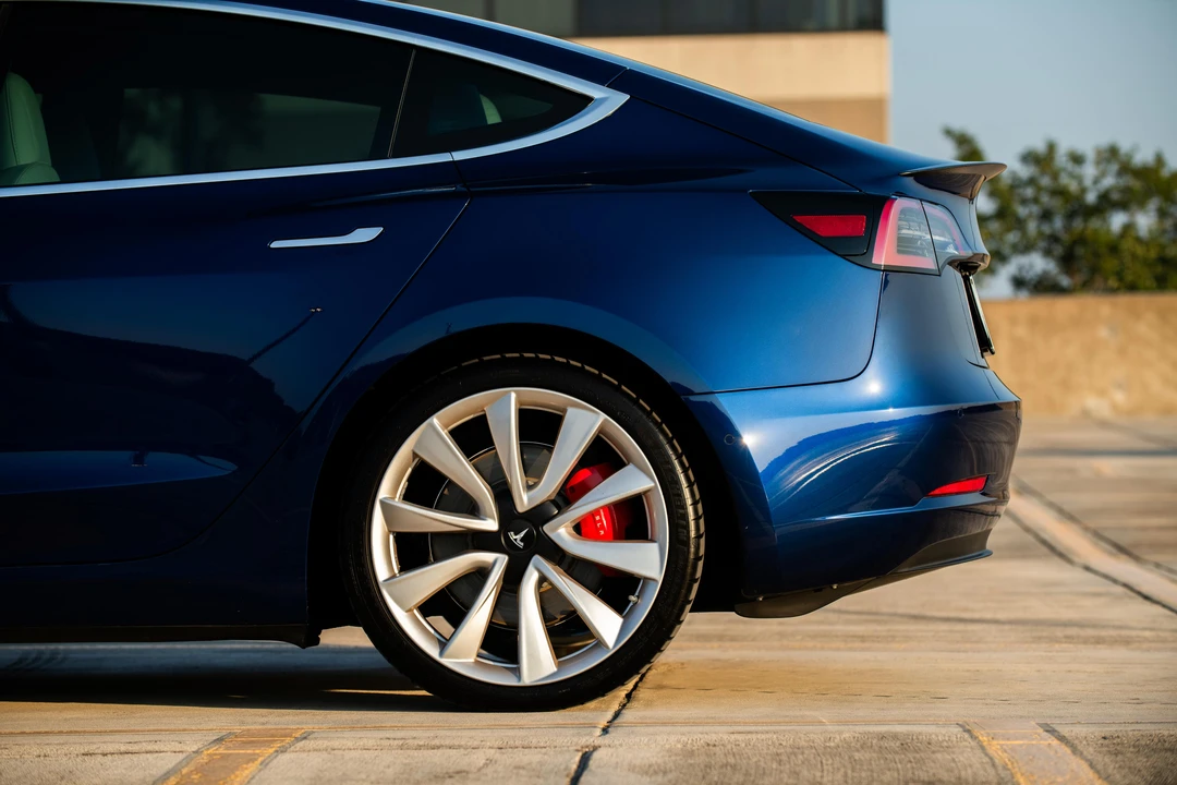 2019 Tesla Model 3 Performance - Image 20 of 31