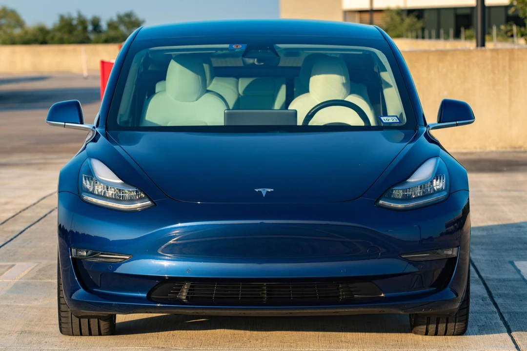 2019 Tesla Model 3 Performance - Image 2 of 31