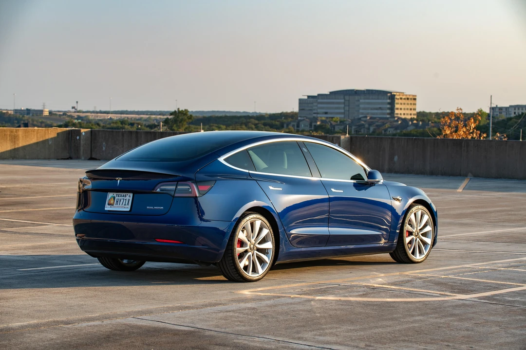 2019 Tesla Model 3 Performance - Image 11 of 31