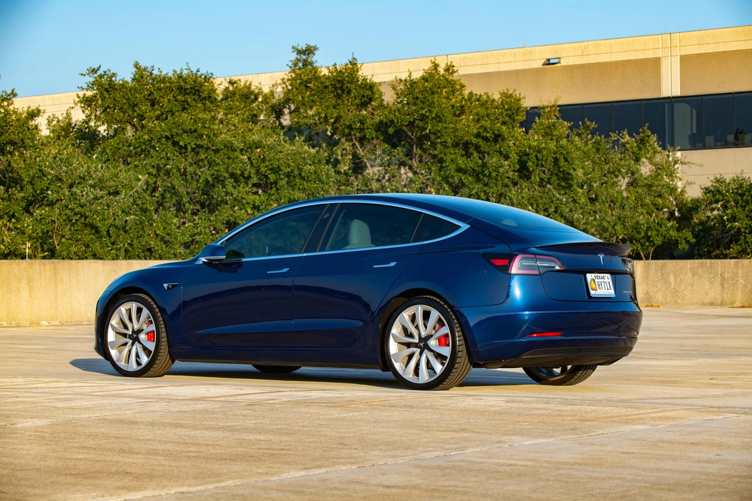 2019 Tesla Model 3 Performance - Image 9 of 31