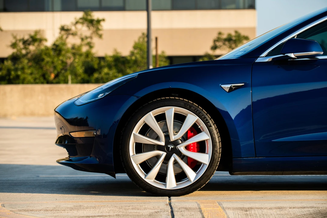 2019 Tesla Model 3 Performance - Image 16 of 31