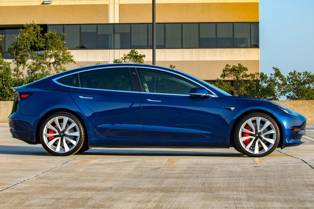 2019 Tesla Model 3 Performance - Image 3 of 31