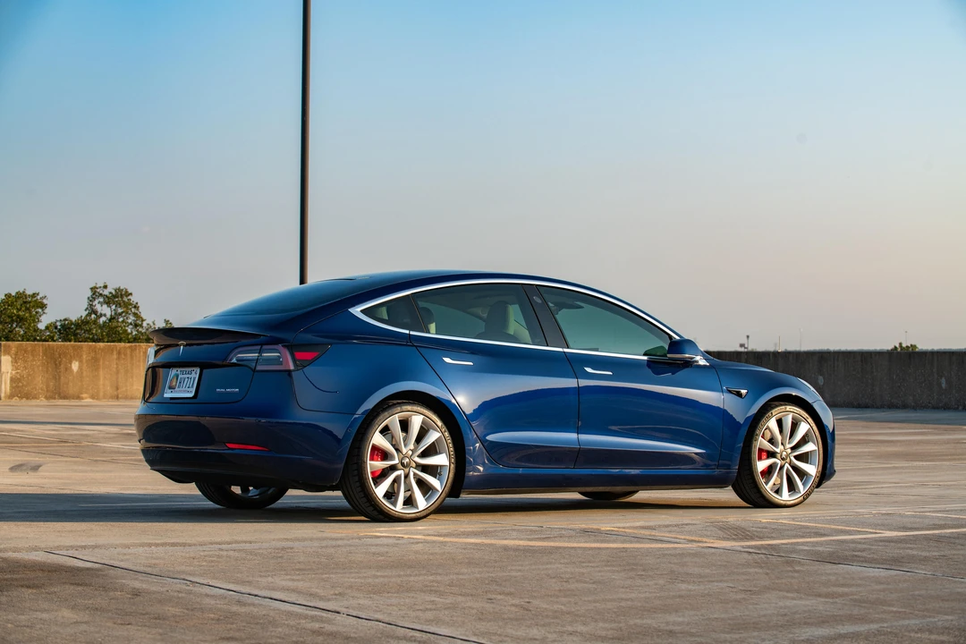 2019 Tesla Model 3 Performance - Image 13 of 31