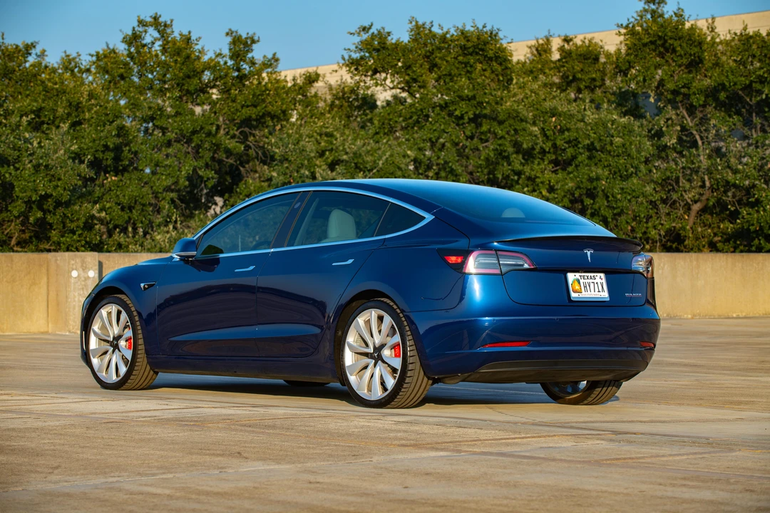 2019 Tesla Model 3 Performance - Image 10 of 31