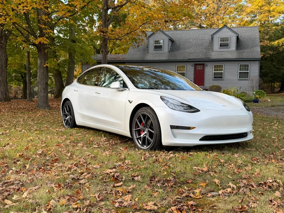 2019 Tesla Model 3 Performance - Image 24 of 31
