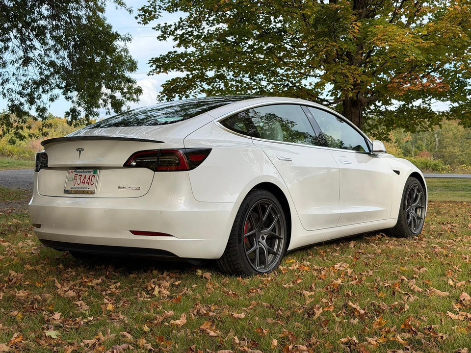 2019 Tesla Model 3 Performance - Image 20 of 31