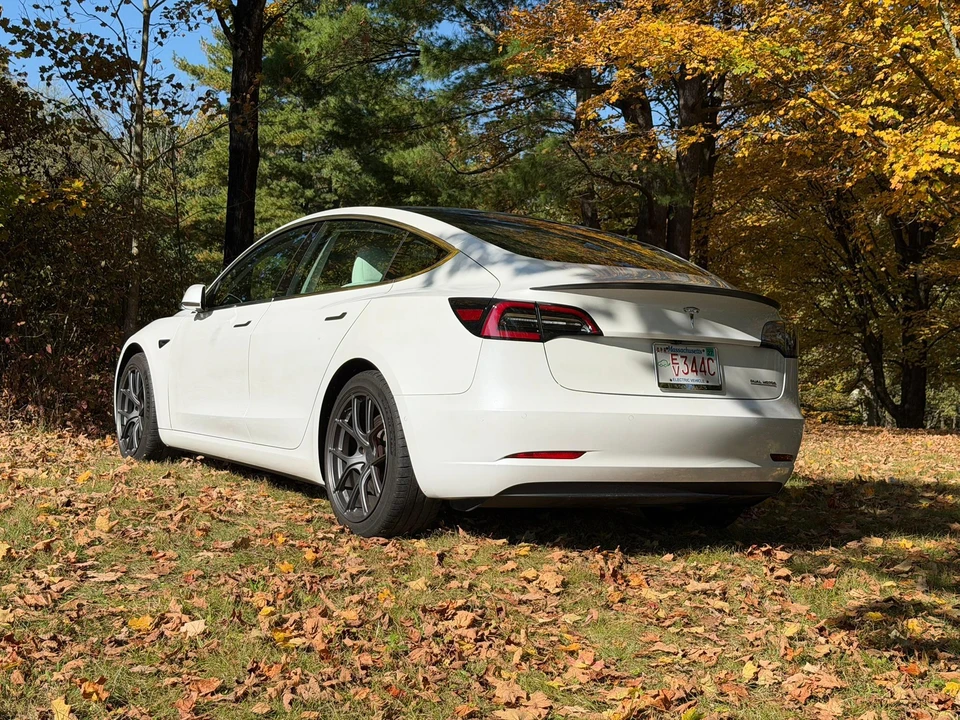 2019 Tesla Model 3 Performance - Image 16 of 31